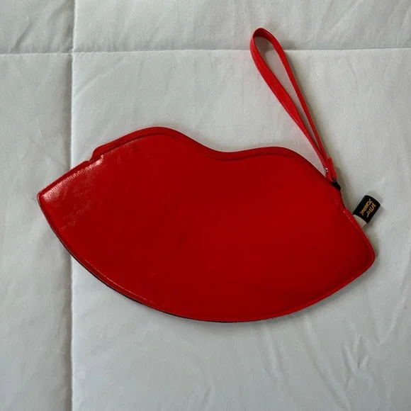 Betsey Johnson Red Lips Clutch Flat Wristlet Wallet with Lipstick Zipper - Picture 3 of 6